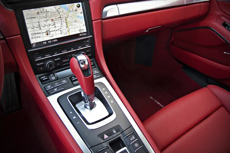 Porsche PDK vites ve kırmızı iç mekan