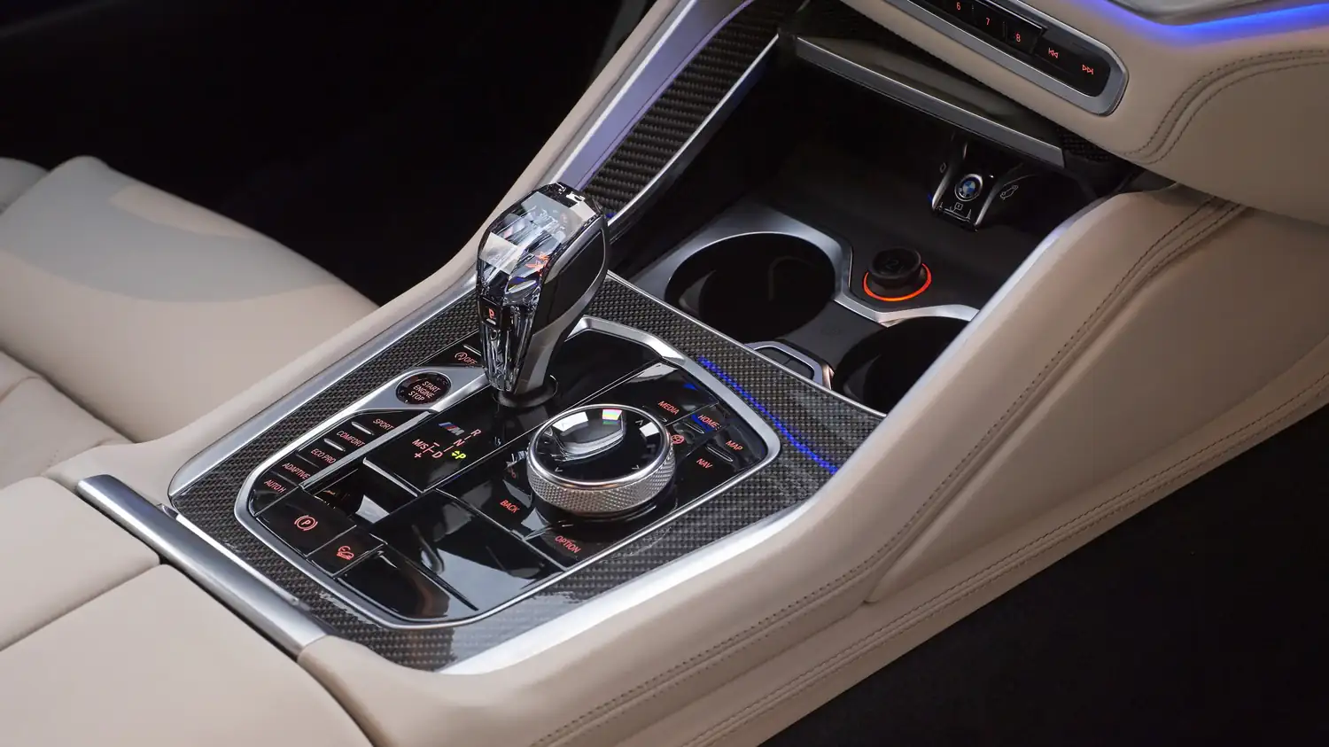 BMW X6 M50i konsol ve kristal vites topuzu