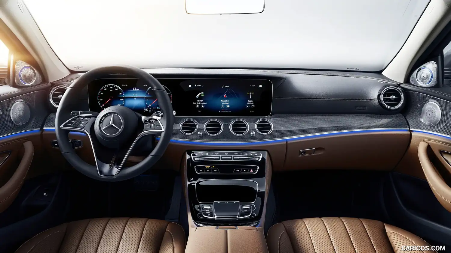 Mercedes E-Class kokpit, taba deri, çift ekran