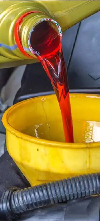 Otomatik şanzıman yağı yakın kontrol görüntüsü