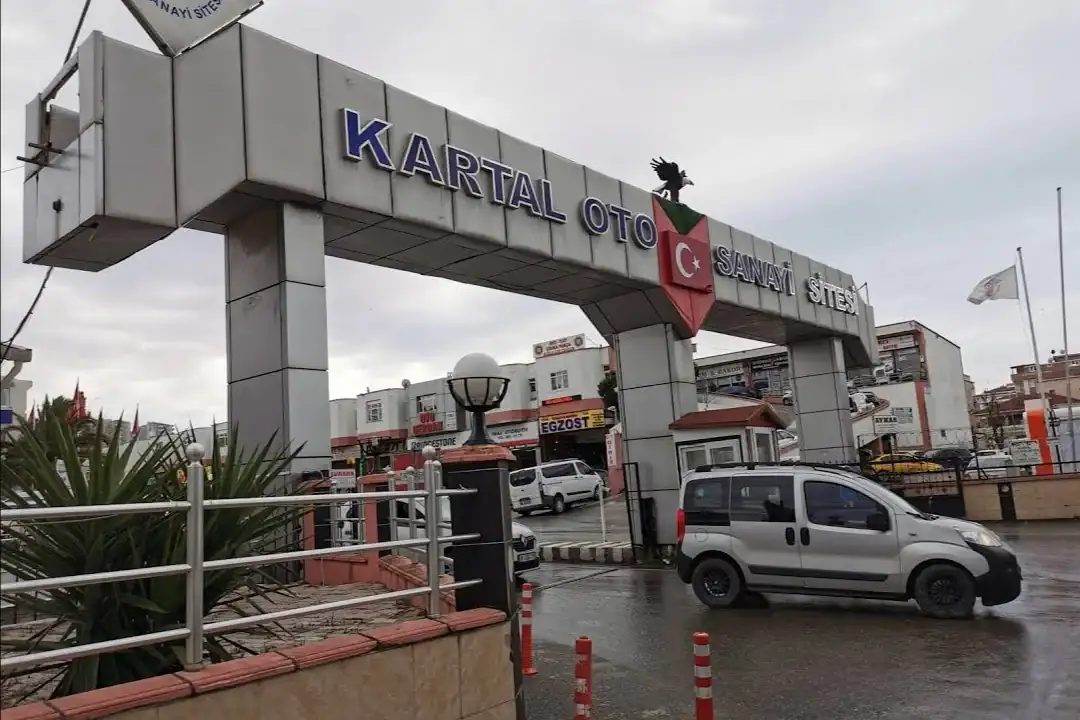 Kartal DSG Mekatronik atölyesinde yoğun servis günü, çoklu lift ve müşteri araçları