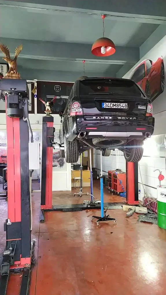 Range Rover Sport lift üzerinde servis kontrolü